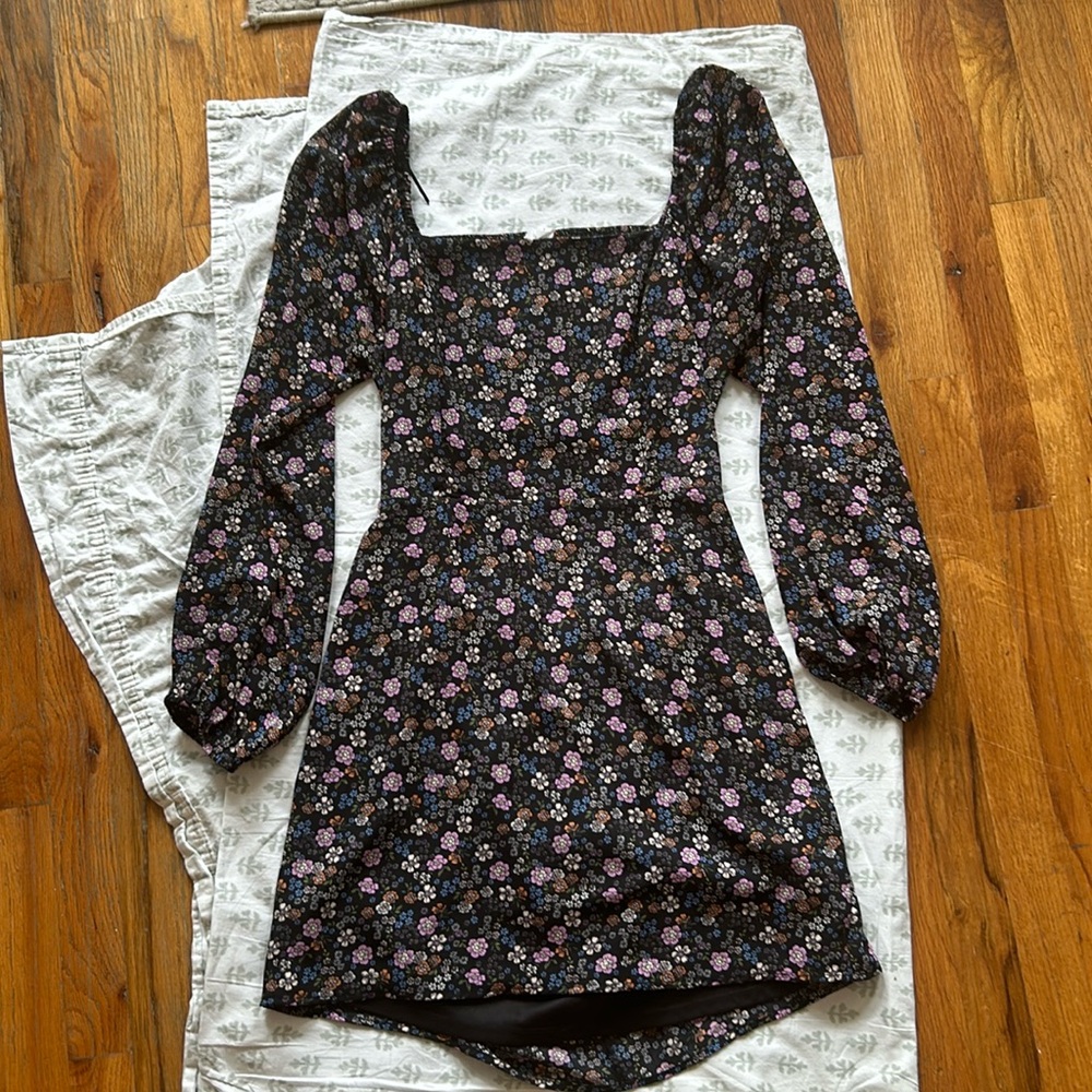Lightweight floral dresss with cutout in the back, XL